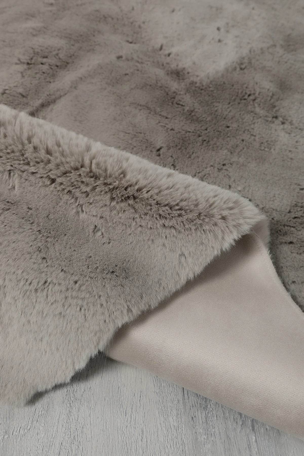 Kaninchenfell Teppich in Kunstfell-Optik | Weicher & Kuscheliger Wohnzimmerteppich von Moln - Ezmann.de
