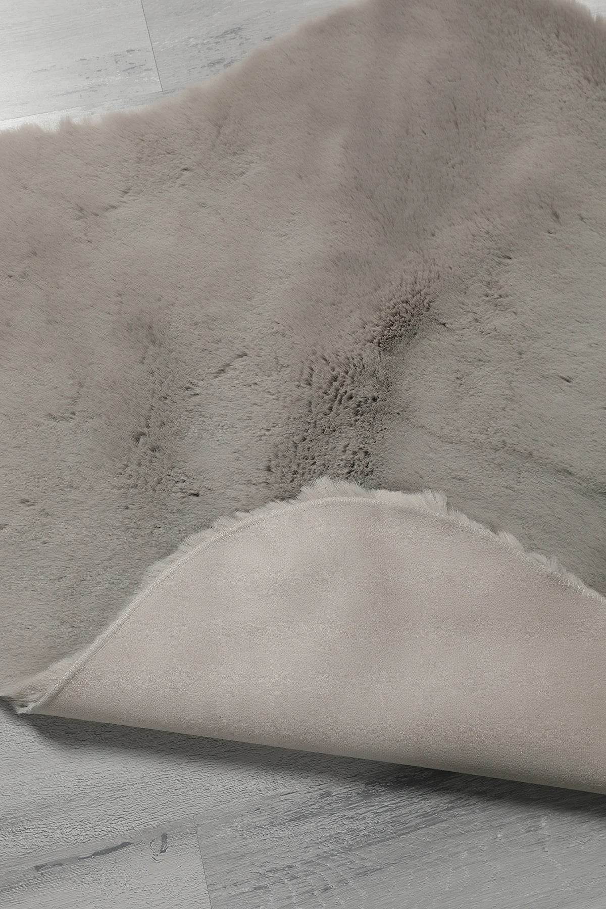 Kaninchenfell Teppich in Kunstfell-Optik | Weicher & Kuscheliger Wohnzimmerteppich von Moln - Ezmann.de
